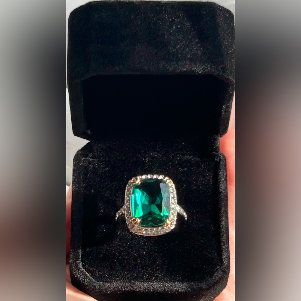 Size 8 - Beautiful Teal Green Cocktail Ring, Large Center Stone - Picture 3 of 17